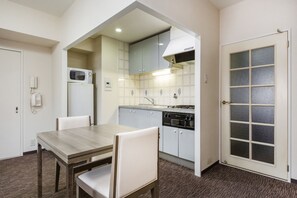 Fridge, microwave, stovetop, cookware/dishes/utensils