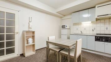 Fridge, microwave, stovetop, cookware/dishes/utensils