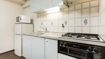 Fridge, microwave, stovetop, cookware/dishes/utensils