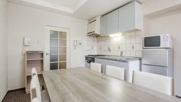 Fridge, microwave, stovetop, cookware/dishes/utensils