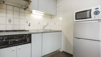 Fridge, microwave, stovetop, cookware/dishes/utensils