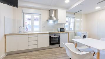 Een koelkast, een magnetron, een oven, een koffiezetapparaat/waterkoker