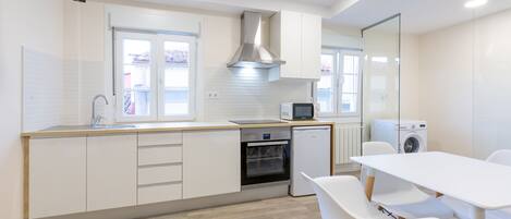 Een koelkast, een magnetron, een oven, een koffiezetapparaat/waterkoker