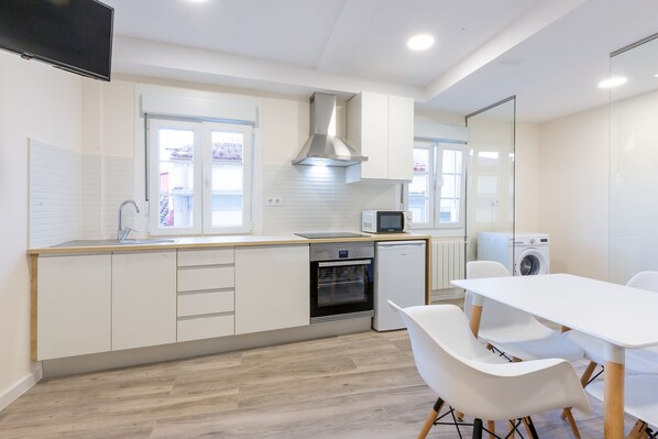 Een koelkast, een magnetron, een oven, een koffiezetapparaat/waterkoker