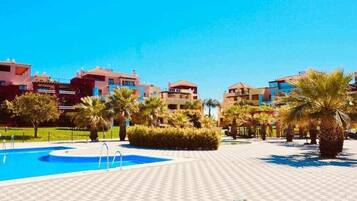 Una piscina al aire libre