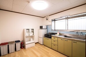 雪櫃、微波爐、爐具、電熱水壺