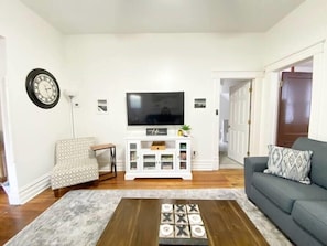 TV - Fort Wood Flat- 1 Block from UTC (Chattanooga)
