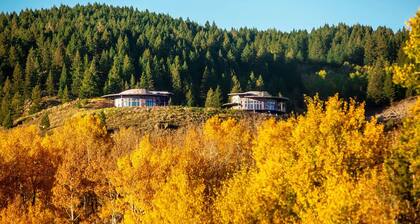 2 Dome Cabins-1 hr to Yellowstone-Hot tub+Theater+Gaming Room+Pool Table+Air Hockey+Shuffle Board+Secret Kids Playroom