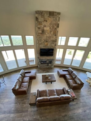 Een televisie, een open haard, videogames en een dvd-speler