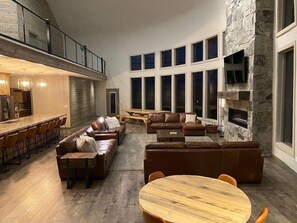 Unclassified image, 3 of 52, button