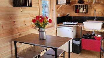 Réfrigérateur, micro-ondes, plaque de cuisson, cafetiÚre/bouilloire