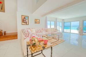 Lobby sitting area - Beach front Villa at Cable Beach (Nassau)