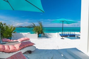 Sundeck - Beach front Villa at Cable Beach (Nassau)