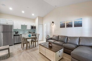 Interior - Bermuda Bungalows #3 🌴🏄‍♀️Quick Walk to Public Beach 🏊🩴Pool/Spa On-Site 🏖️🌅Downtown Singer Island 🌊😎Walk to Restuarants, Bars, Shops 🐬🌞Free On-Site Parking! (Singer Island, Riviera Beach)