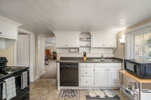 Fridge, microwave, oven, stovetop - Beachside Retreat for 4 – Walk to Buckroe Beach! (Hampton)