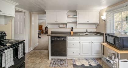 Beachside Retreat for 4 – Walk to Buckroe Beach!