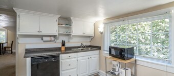 Beachside Retreat for 4 – Walk to Buckroe Beach!