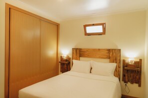 6 bedrooms, in-room safe, iron/ironing board, free WiFi