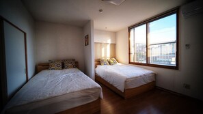 3 室のベッドルーム、デスク、WiFi (無料)、ベッドシーツ