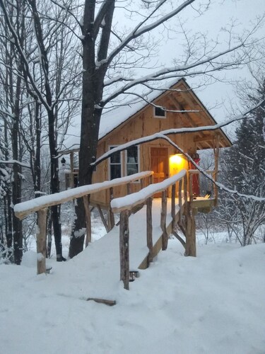 Cozy warm treehouse with Amazing views!  Winter Paradise! Hike from cabin 