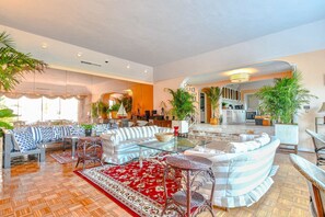 Breakfast area - Parrot Cottage at Love Beach Pool (Nassau)