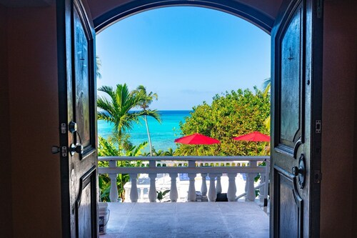 Parrot Cottage at Love Beach Pool