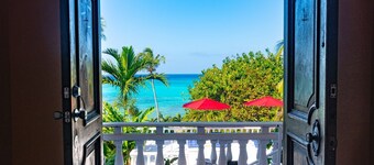 Parrot Cottage at Love Beach Pool