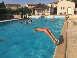 Una piscina al aire libre