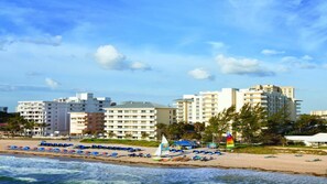 Sun-loungers, beach towels - Deluxe 2 Bedroom Apartment right on Pompano Beach (Pompano Beach)