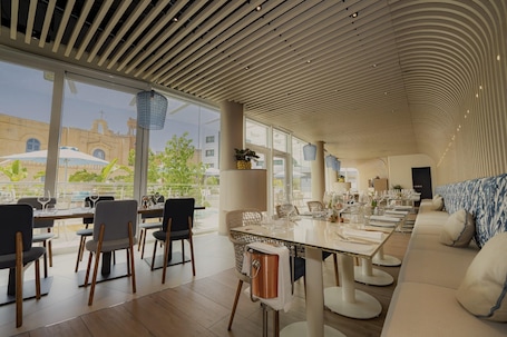 Se sirven desayunos y almuerzos, restaurante con mesas al aire libre . Hyatt Regency Malta