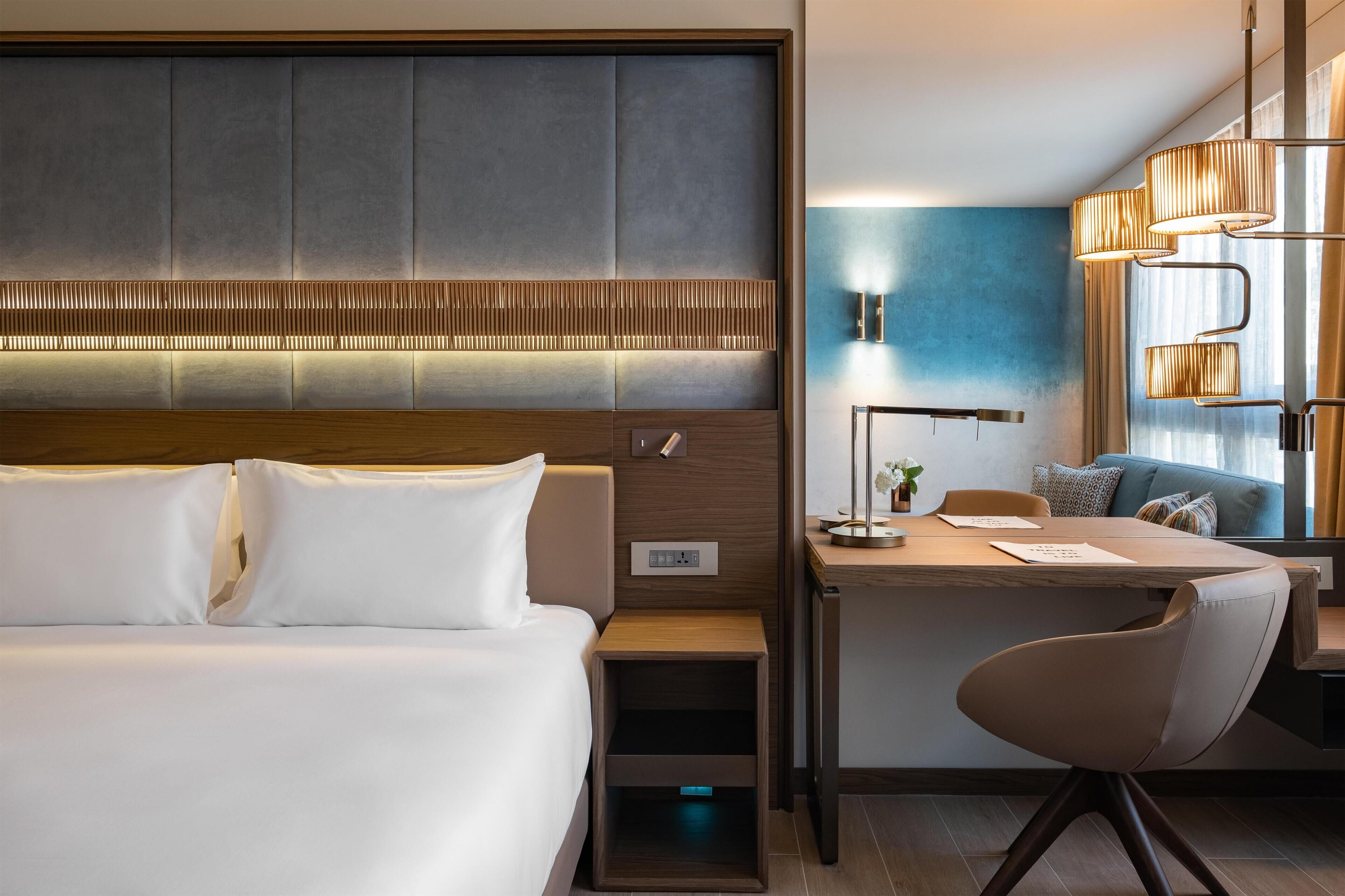 Minibar, Zimmersafe, Schreibtisch, laptopgeeigneter Arbeitsplatz