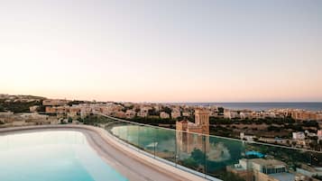 Piscine couverte, piscine extérieure (ouverte en saison)