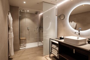 Shower, free toiletries, hair dryer, bathrobes - Hyatt Regency Malta (St. Julian's)