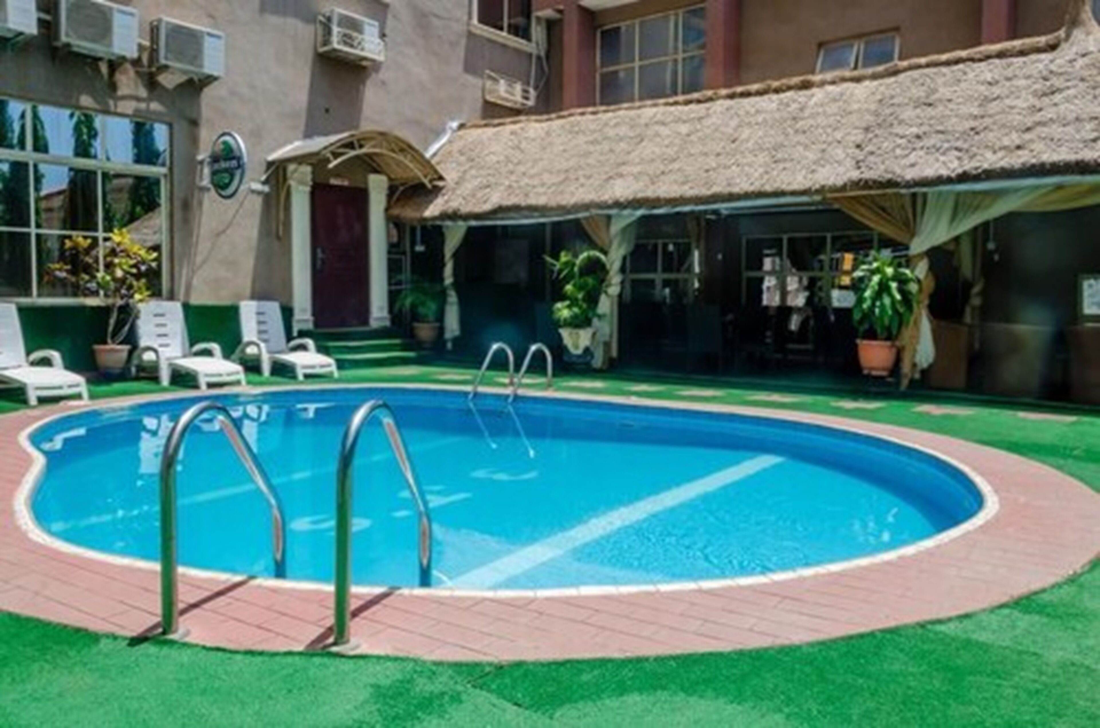 Piscine extérieure, parasols de plage, chaises longues