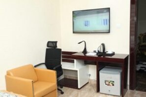 Cofres nos quartos, escrivaninha, espaço de trabalho para notebook