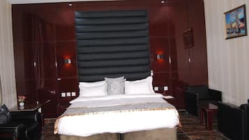 Standard Room | In-room safe, individually decorated, individually furnished, desk