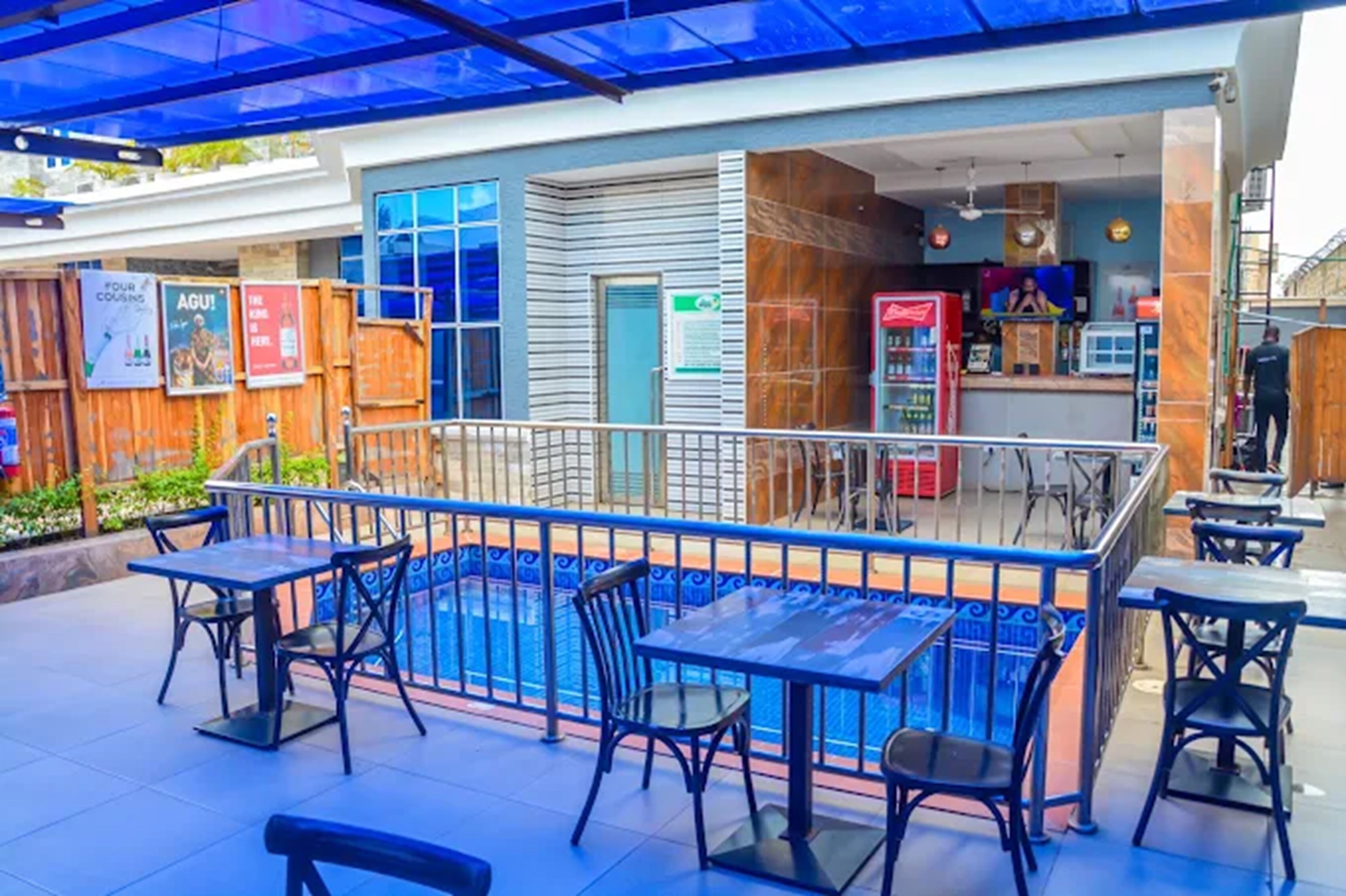 Bar junto a la piscina