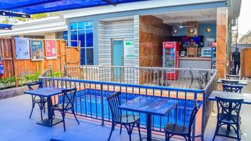 Bar junto a la piscina