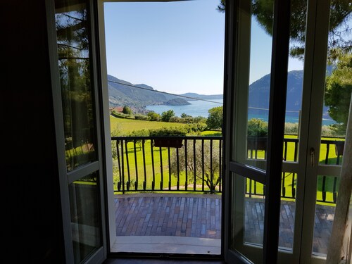 Independent part of a villa. Large private park with swimming pool. Magnificent view