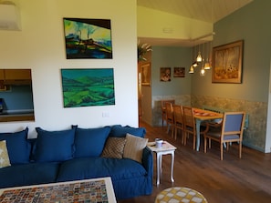 Smart TV, ping pong, books, offices - Independent part of a villa. Large private park with swimming pool. Magnificent view (Sale Marasino)