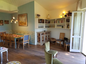 Interior - Independent part of a villa. Large private park with swimming pool. Magnificent view (Sale Marasino)