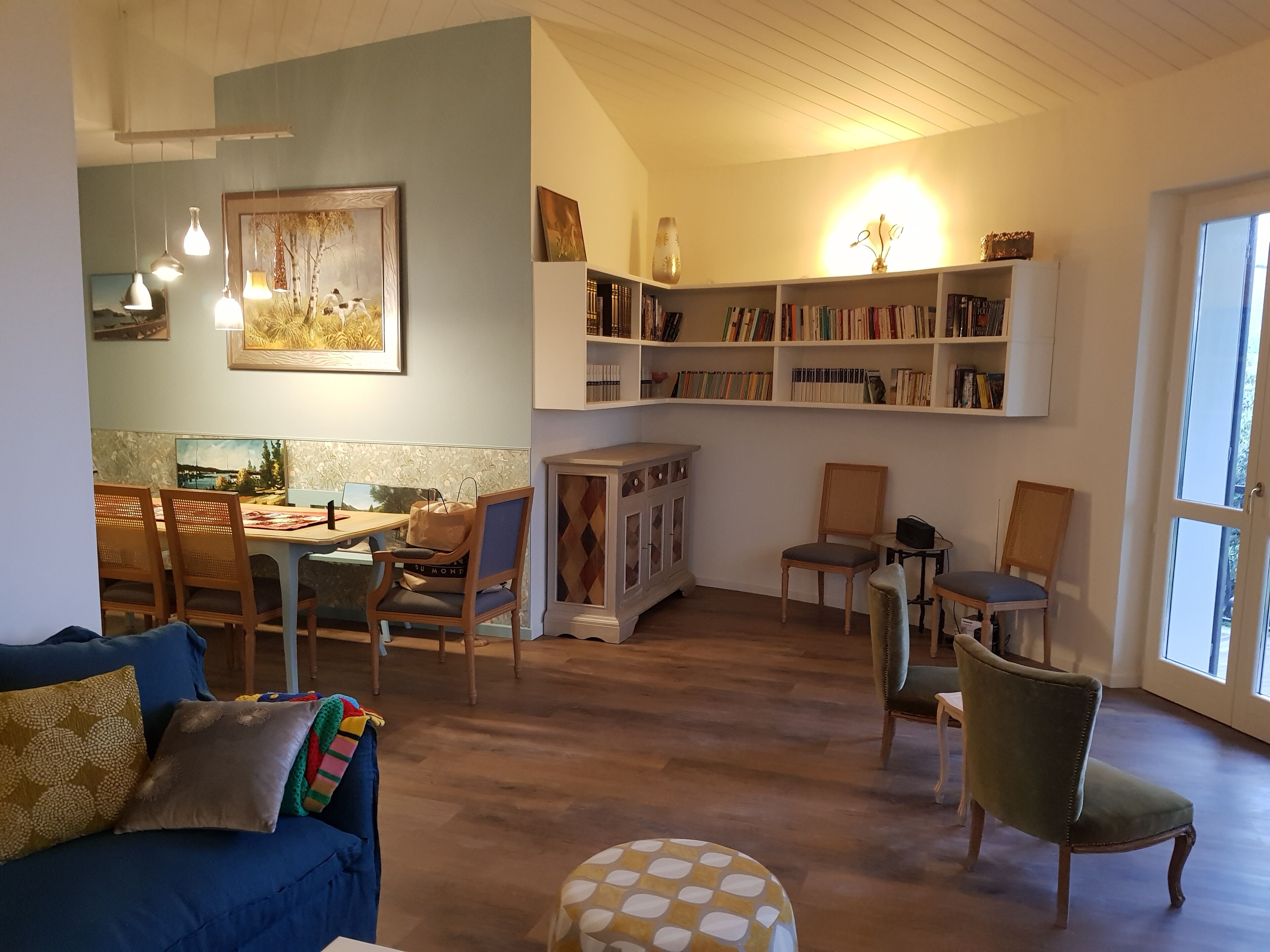 TV connectée, table de tennis de table, livres, espaces bureaux