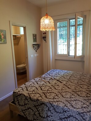 4 bedrooms, desk, iron/ironing board, travel crib