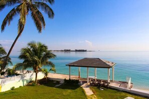 Gần bãi biển, cát trắng, khăn tắm biển