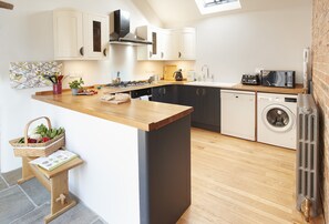 Een koelkast, een microgolfoven, een oven, een vaatwasser