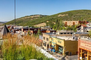 Une ville avec des bâtiments, une colline et un ciel dégagé.