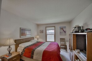 2 bedrooms, free WiFi, bed sheets - Walk to Keystone Lifts! Cozy 2BR Condo w/ Pool, Hot Tub & Fireplace (Keystone)