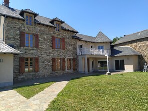 Exterior - House combining old and new in Aveyron (Lédergues)