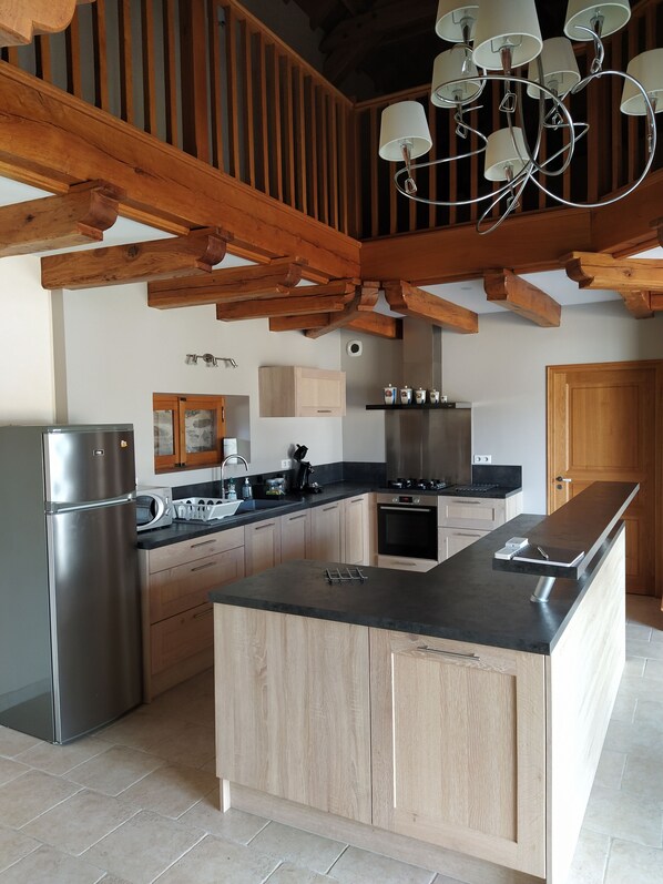 Fridge, microwave, oven, stovetop - House combining old and new in Aveyron (Lédergues)