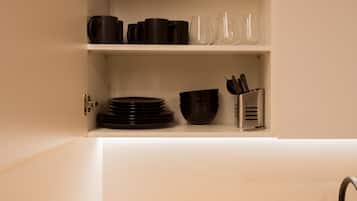 Míní-ísskápur, örbylgjuofn, espressókaffivél